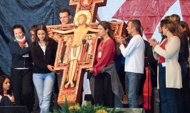 Young people carry a copy of the San Damiano Cross, the one St. Francis of Assisi was praying before when he heard the call from God to “go and rebuild my house”